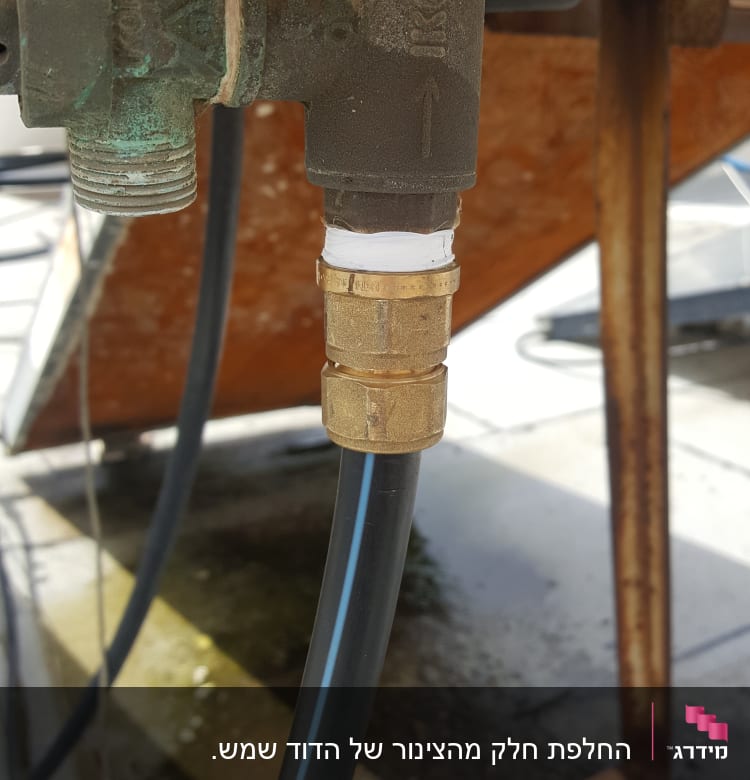 חיבור צינור פלסטיק לשסתום מתכת חלוד
